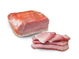 Wędzony boczek w kawałku i pokrojony w plastry. Zastanawiasz się, ile czasu parzyć boczek po wędzeniu, by był idealny?