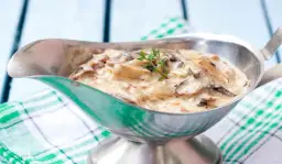 Sos grzybowy: Przepis na aksamitny smak bez zwarzonej śmietany