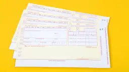 Mehrere deutsche Privatrezepte liegen übereinander auf gelbem Untergrund.