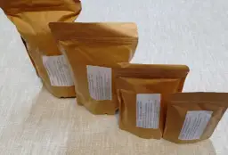 Cztery brązowe opakowania z żelatyną spożywczą wołową o mocy 260-280 bloom, różnej gramaturze.