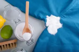 Jak pozbyć się potu z ubrań? Skuteczne metody na plamy i zapachy