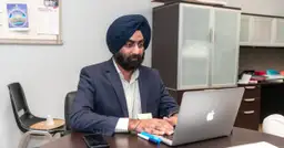 Jak bezpiecznie inwestować w kryptowaluty i uniknąć fałszywych informacji w 2023 roku