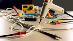 Klej na gorąco przewodzi prąd? Bezpieczne zastosowanie w elektronice