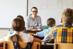 Nauczyciel wspomagający wychowawcą klasy? Sprawdź przepisy i praktykę