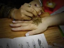 Jak zrobić tatuaż z henny z szablonu - proste kroki i porady