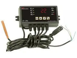 Sterownik IE-24 do kotłów CO z cyfrowym wyświetlaczem temperatury i przyciskami sterującymi.