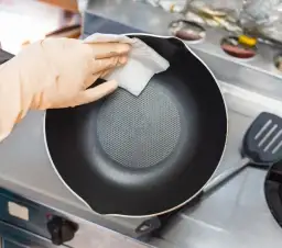 Skuteczne sposoby na to, jak wyczyścić dno patelni bez trudu