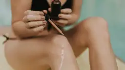 Jak nakładać balsam brązujący, aby uniknąć smug i plam