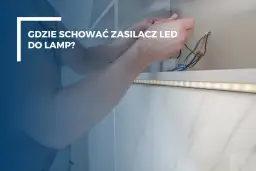 Ręce montują mały zasilacz LED do taśmy oświetleniowej, ukryty w zabudowie meblowej.