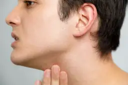 Powiększone węzły chłonne: jakiego lekarza wybrać i co robić?