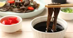Czy sos sojowy jest zdrowy? Fakty i mity na temat azjatyckiego dodatku