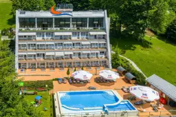 Idealne wisła noclegi z wyżywieniem i basenem. Hotel z basenem, placem zabaw i saunami, otoczony zielenią.