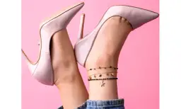 Bransoletka na nodze: Symbol statusu czy modny dodatek?
