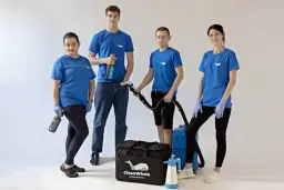 Zarobki na sprzątaniu klatek: Realne stawki i wynagrodzenie w miastach w Polsce