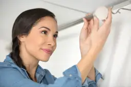 Ile cm nad oknem wiesza się karnisz? Odkryj idealną wysokość!