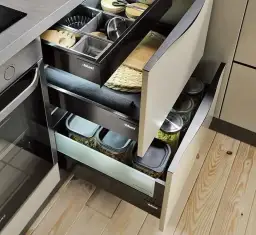 Praktyczne rozwiązania do kuchni między szafkami, które zachwycają