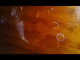 Jak skutecznie usunąć plamy ze stołu drewnianego i chronić go przed zniszczeniem