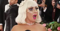 Lady Gaga na Met Gali w odważnym makijażu oczu i ust, z blond peruką.