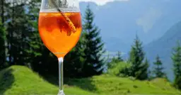 Aperol spritz - przepis na kultowy włoski drink z Aperolu, proste proporcje