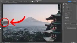 Jak zrobic ramke w Photoshop? Czerwona strzałka wskazuje narzędzie tekstowe, które jest pierwszym krokiem do dodania tekstu i stworzenia ramki.