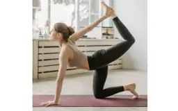 Mata do ćwiczeń do jogi dla początkujących – jak wybrać pierwszą matę i czego unikać?