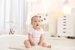 Siadanie dziecka: Kiedy jest gotowe? Unikaj tych błędów!