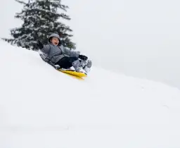 Gdzie na sanki z dzieckiem? Najlepsze miejsca na zimowe szaleństwo