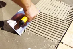 Jaka zaprawa klejowa do płytek zapewni trwałość i estetykę wykończenia?