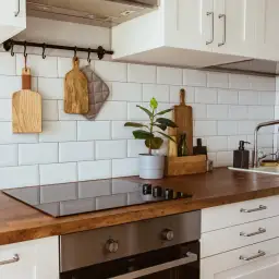 Skuteczne sposoby na to, jak wyczyścić kafelki w kuchni z tłuszczu