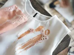 Usuwanie plam z białej bluzki: Sprawdzone metody na każdy brud