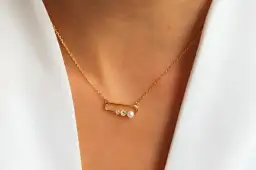 Naszyjnik z agrafką: Co oznacza? Symbolika od buntu po luksus