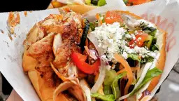 Kebab w cieście z kurczakiem, warzywami i fetą.