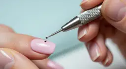 Jak zmyć długopis z paznokcia bez uszkodzenia manicure hybrydowego