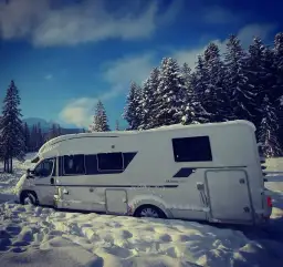 Całoroczne życie w kamperze w Polsce: Przepisy, koszty, wyzwania