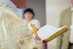 Ile daje chrzestna na bierzmowanie? Odpowiednie prezenty i tradycje