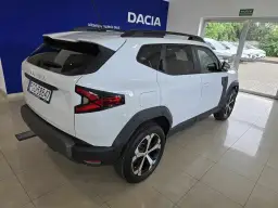 Nowa, biała Dacia Duster z czarnymi dodatkami, gotowa na przygodę.