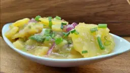 Sałatka ziemniaczana austriacka: Tradycyjny przepis na pyszne danie