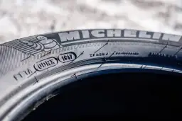 Wiek opony to bezpieczeństwo! Sprawdź kod DOT w 30 s.