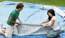 Kiedy rozkładać basen ogrodowy, aby uniknąć uszkodzeń zimą?