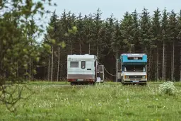 Kamper czy przyczepa? Wybierz idealnie: koszty, prawo, komfort