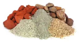 Kruszywo budowlane: czerwona cegła, szary cement, piasek i kamienie. Materiały do budowy domu.