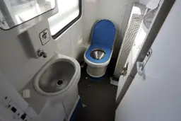 W Kolejach Śląskich jest toaleta. Widać umywalkę i sedes.