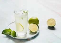 Orzeźwiający napój z białym winem: 5 przepisów na lato!