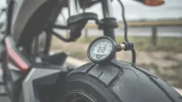 Ile powietrza w oponach motocyklowych? Uniknij niebezpieczeństw na drodze