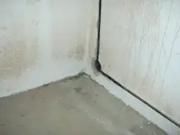 Jakie są przyczyny zawilgocenia budynków i jak skutecznie sobie z nimi radzić?