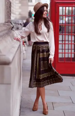 Plisowana spódnica jesienią: modne stylizacje, które zachwycą każdego