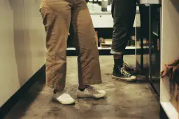 Szerokie spodnie królują na wybiegach. Ty też możesz je nosić!