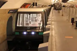 Pociąg metra 501 na stacji Château de Vincennes. Paryskie metro, które ma ponad 100 lat, wciąż wozi pasażerów.