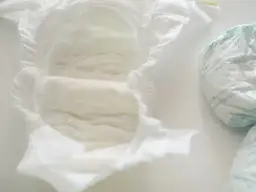 Czym się różnią pampersy zielone od białych? Odkryj kluczowe różnice