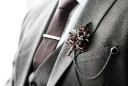 Kwiat w butonierce: Kompletny przewodnik po męskiej elegancji